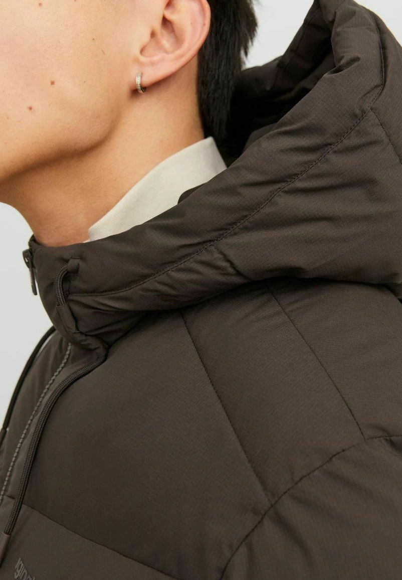Jack & Jones Jorvesterbro Puffer SnGiacca InvernaleChocolate Brown Uomo Giacche JA222T1NK-O11 6 Jack & Jones Jorvesterbro Puffer SnGiacca InvernaleChocolate Brown Uomo Giacche JA222T1NK-O11 - immagine 4