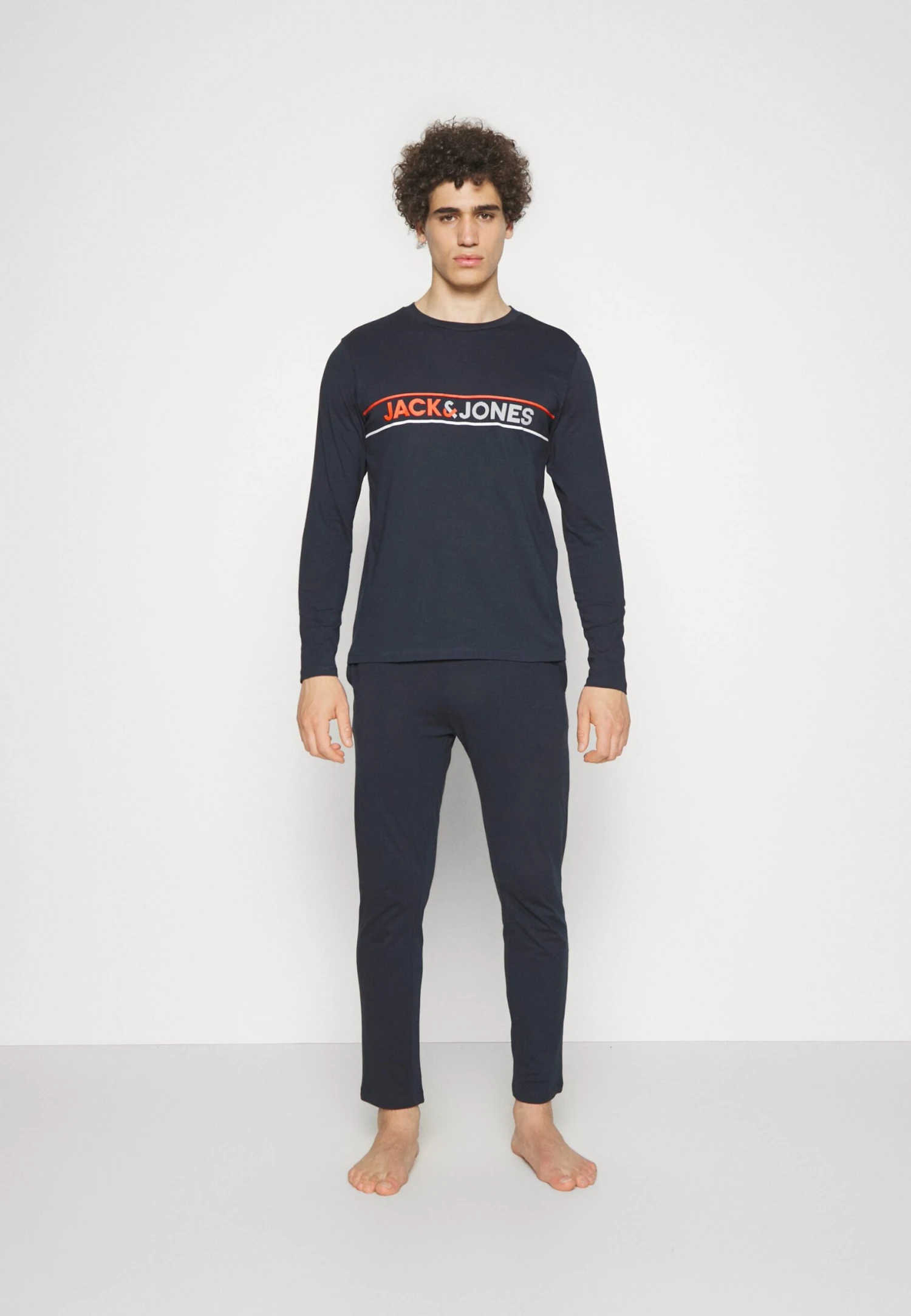 Jack & Jones Jacjaxon Tee And Pants SetPigiamaNavy Blazer Uomo Per La Notte JA282M02H-K11 3 Jack & Jones Jacjaxon Tee And Pants SetPigiamaNavy Blazer Uomo Per La Notte JA282M02H-K11