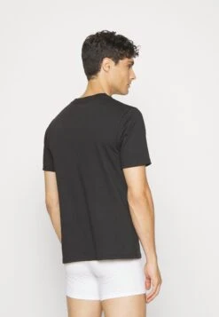 Jack & Jones Jacunder Tee V-Neck 3 PackMaglietta IntimaBlack Uomo Intimo JA282Q008-Q11 9 Jack & Jones Jacunder Tee V-Neck 3 PackMaglietta IntimaBlack Uomo Intimo JA282Q008-Q11 -Jack & Jones 46192cc15ade4c3cb85bfa66cf9737ee