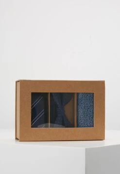 Jack & Jones Jacnecktie Gift Box SetFazzoletti Da TaschinoNavy Blazer Uomo Completi E Cravatte JA252R00S-K11 -Jack & Jones 5d98c3314b8e42a0b0c97f3cc869a40c