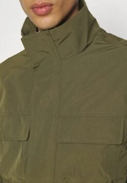 Jack & Jones Jcotwill Field JacketGiacca LeggeraOlive Night Uomo Giacche JA222T1OF-N11 -Jack & Jones db974543abf346d097ef18e8ee98996a